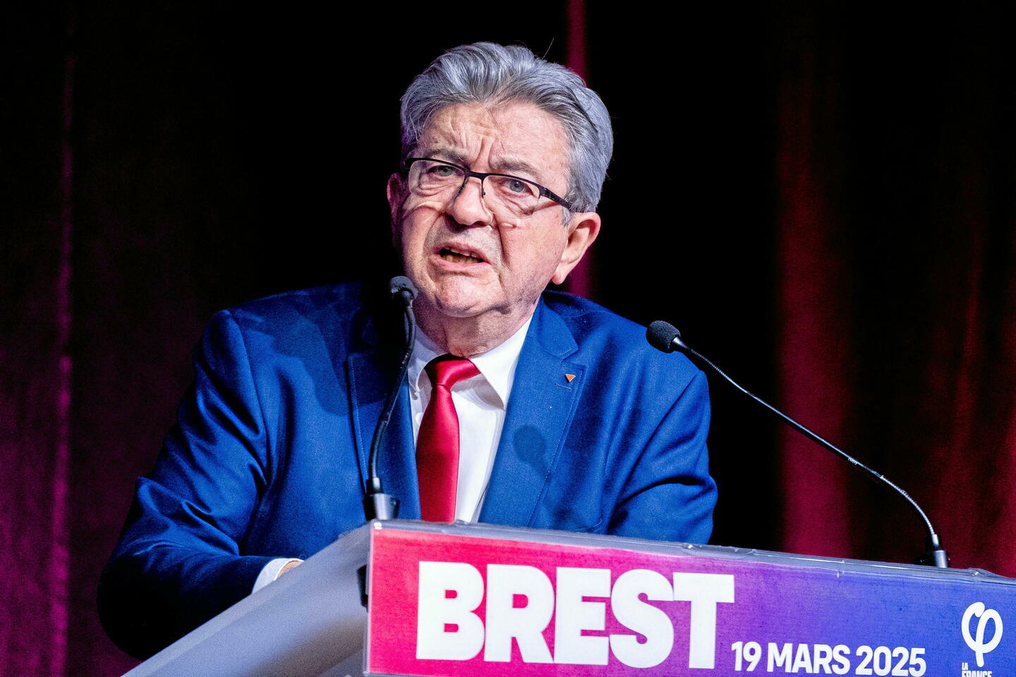 À Brest, Mélenchon cogne sur le PS et blague sur la polémique Hanouna