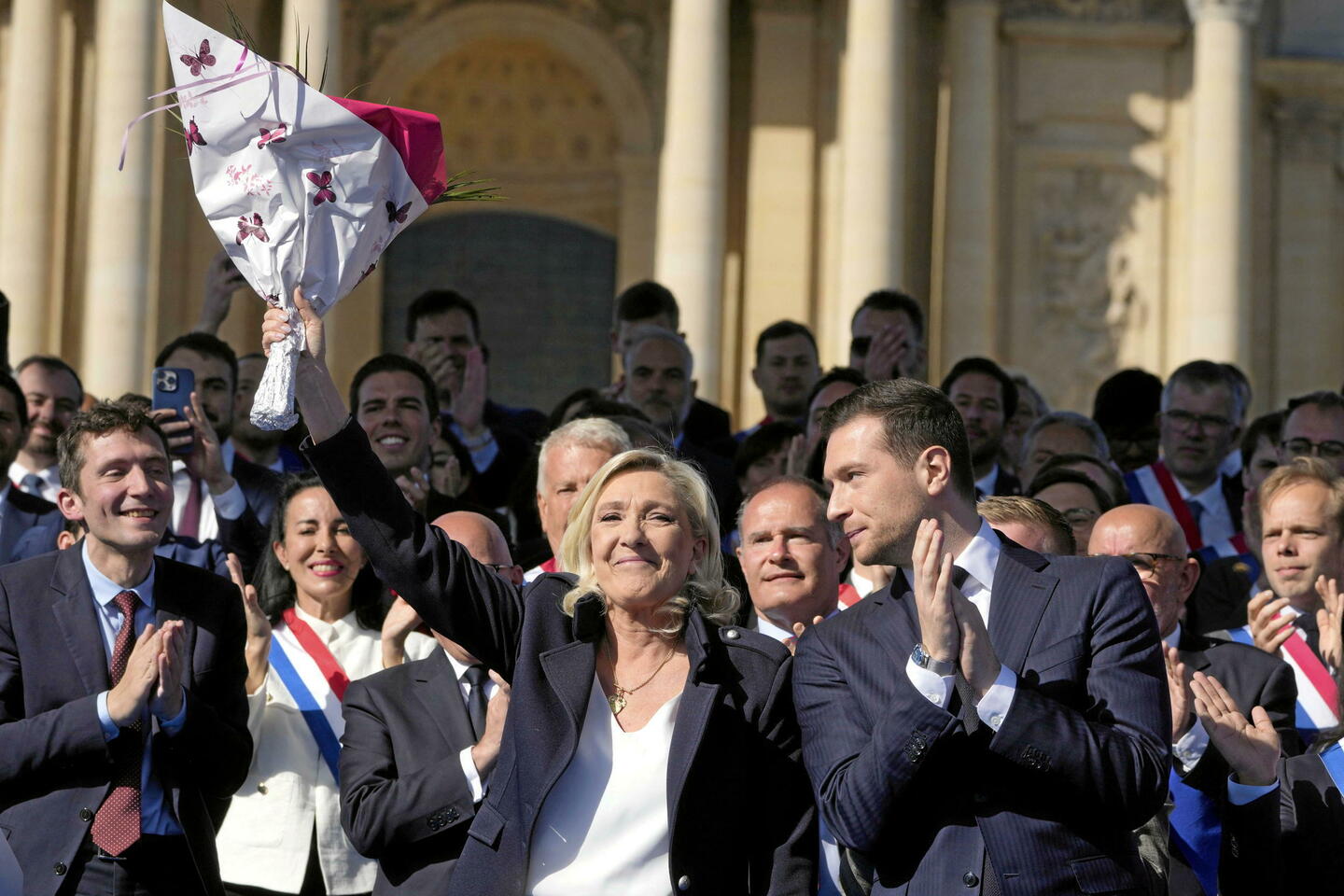 « On réapprend la rue » : à Paris, une mobilisation en demi-teinte pour Marine Le Pen
