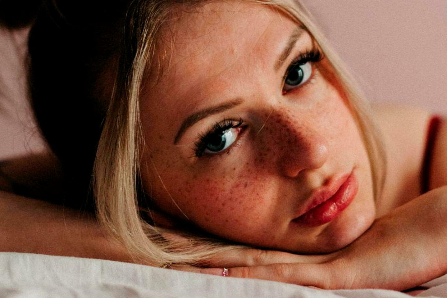 « Abrège Sœur », la féministe qui défie les masculinistes