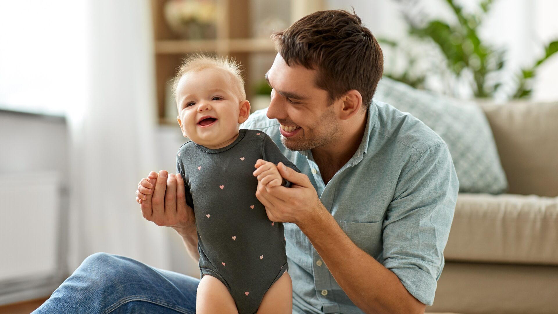 Et si on accordait un congé parental aux grands-parents ? Un pays teste cette option
