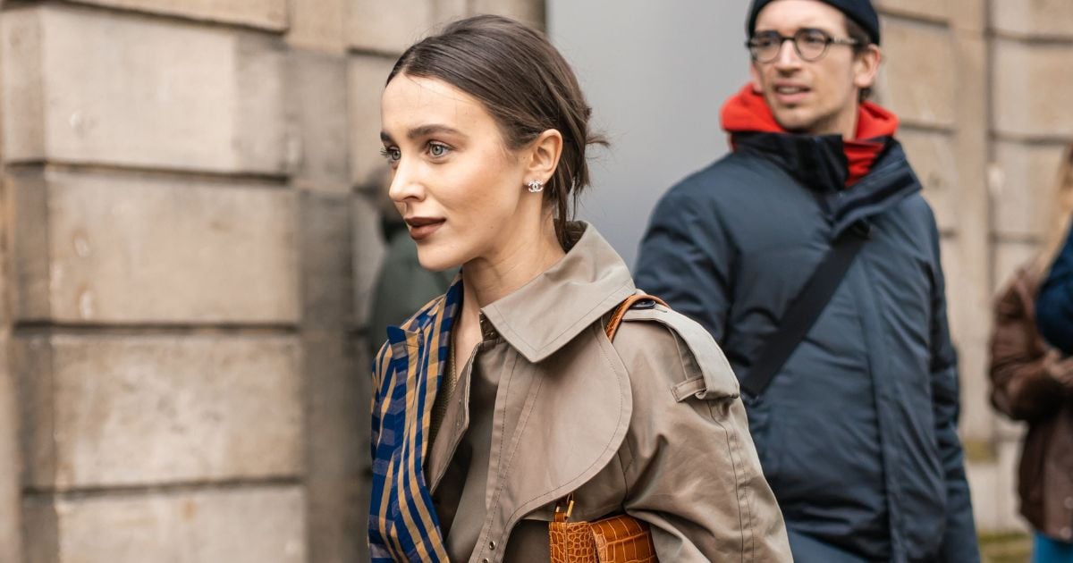 Bye bye le trench classique : voici LA nouvelle façon précise de le porter pour être tendance...