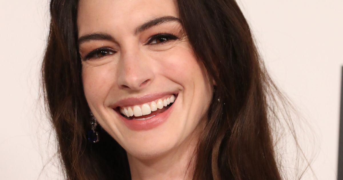 Bye bye le jean bleu : resplendissante, Anne Hathaway relance cette tendance mode