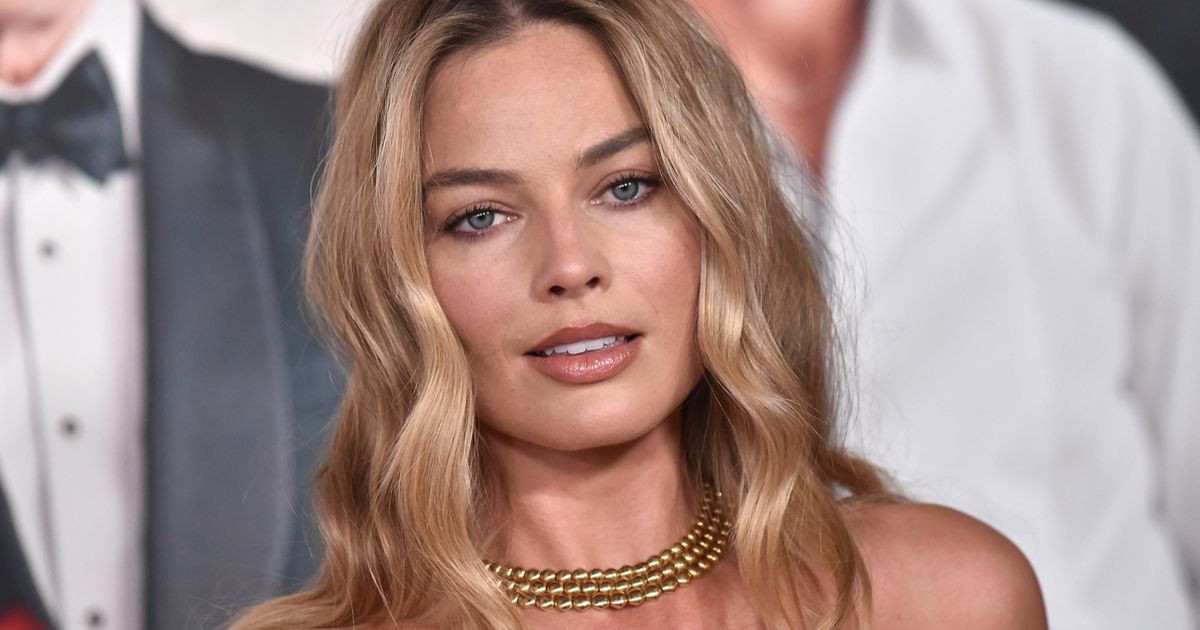 Margot Robbie fait des infidélités au rose et prend des airs de Bridgerton dans cette robe...