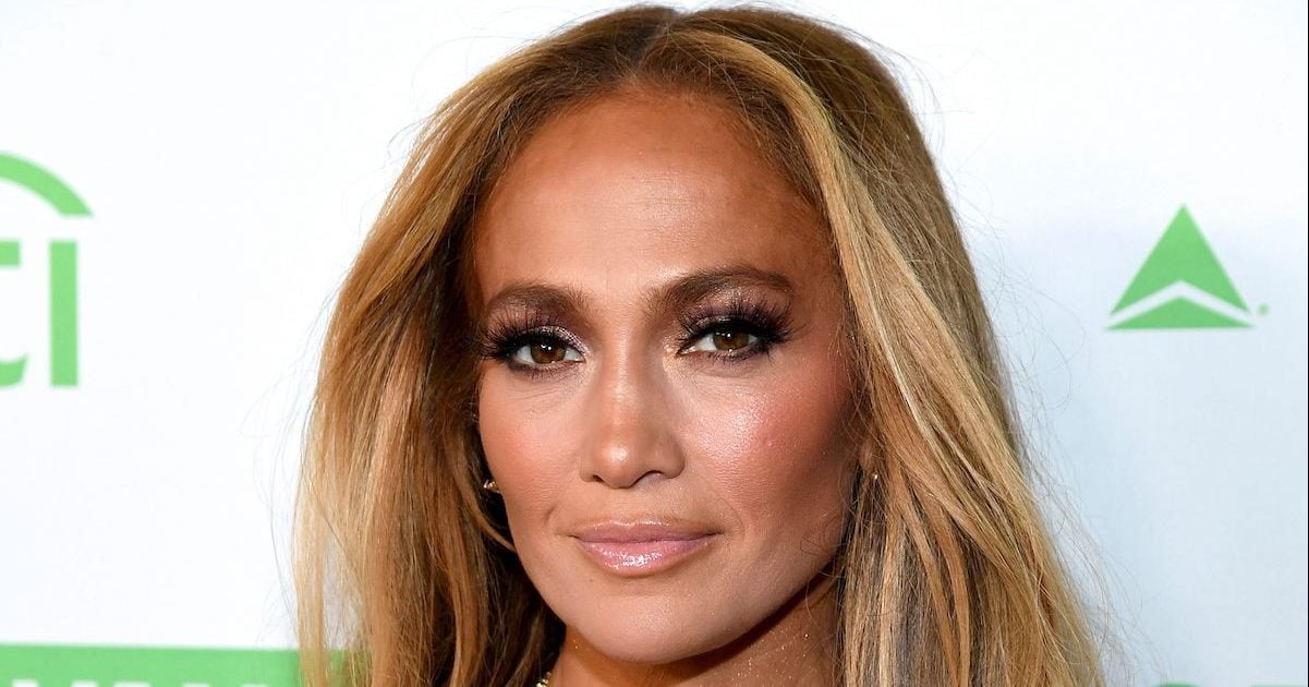 Jennifer Lopez : stylée jusqu???aux pieds, JLO apparaît dans une tenue qui lui vaut absolument...