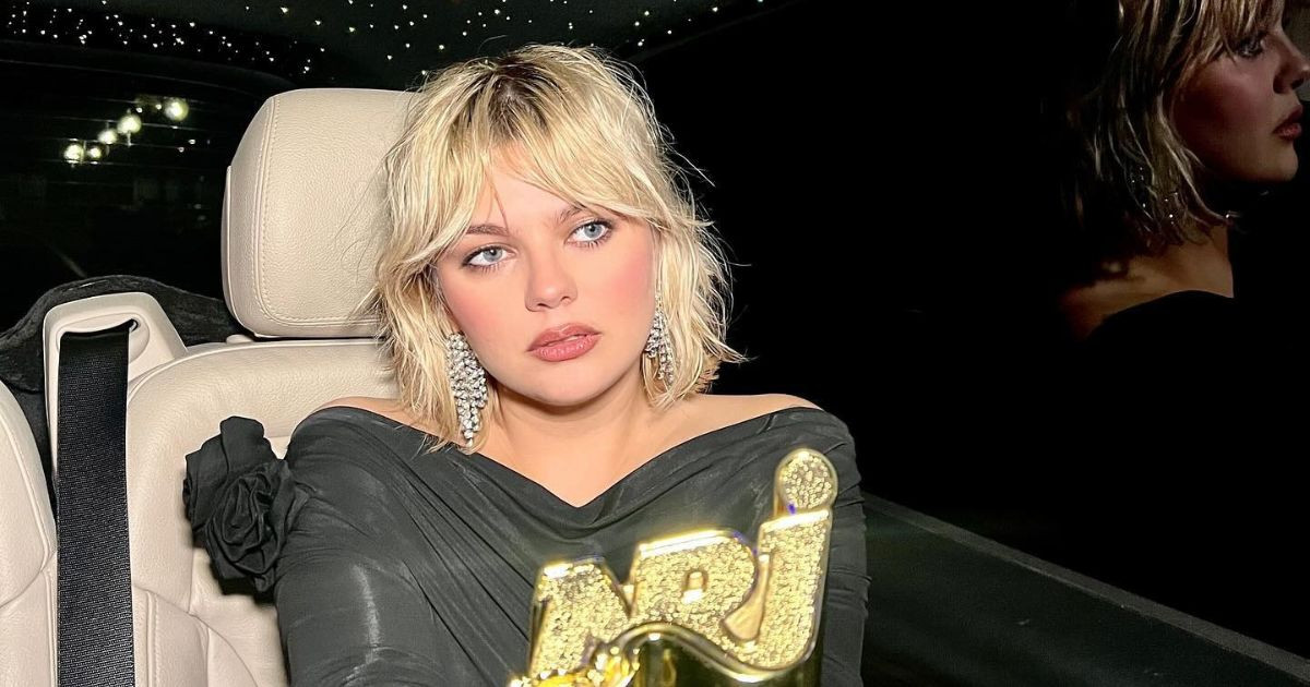 Louane : en micro-robe transparente, la chanteuse fait sensation sur la Toile : « mon idole »