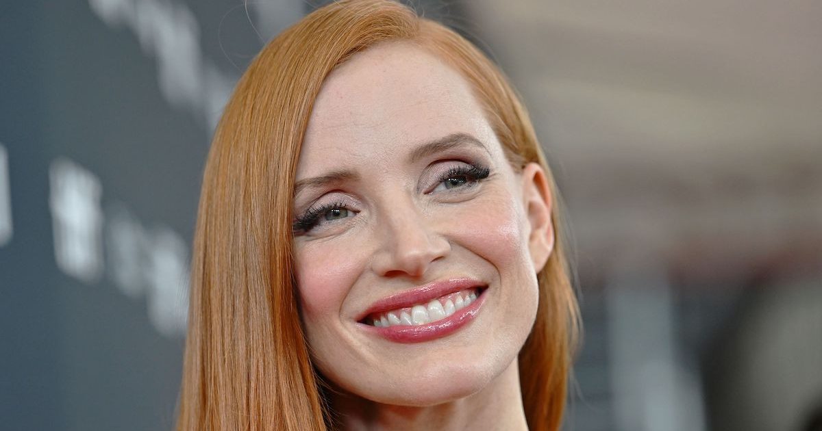 Jessica Chastain en robe soutien-gorge apparent, l???actrice relance cette tendance audacieuse