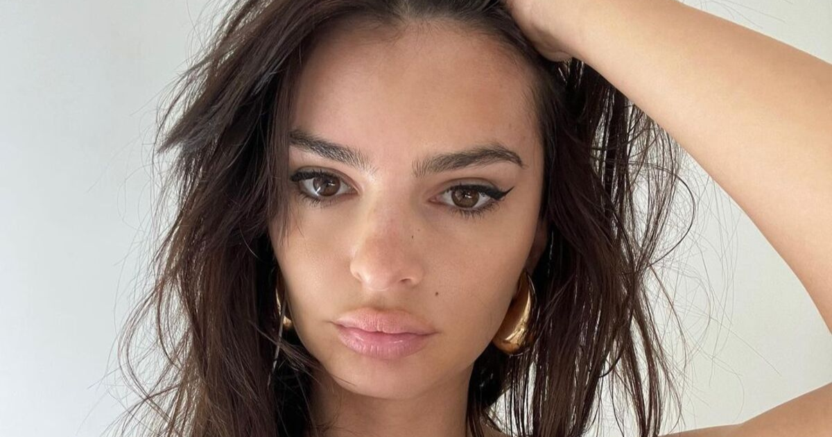 Emily Ratajkowski : décolleté plongeant et abdos apparents, on adore sa tenue tout droit sortie...