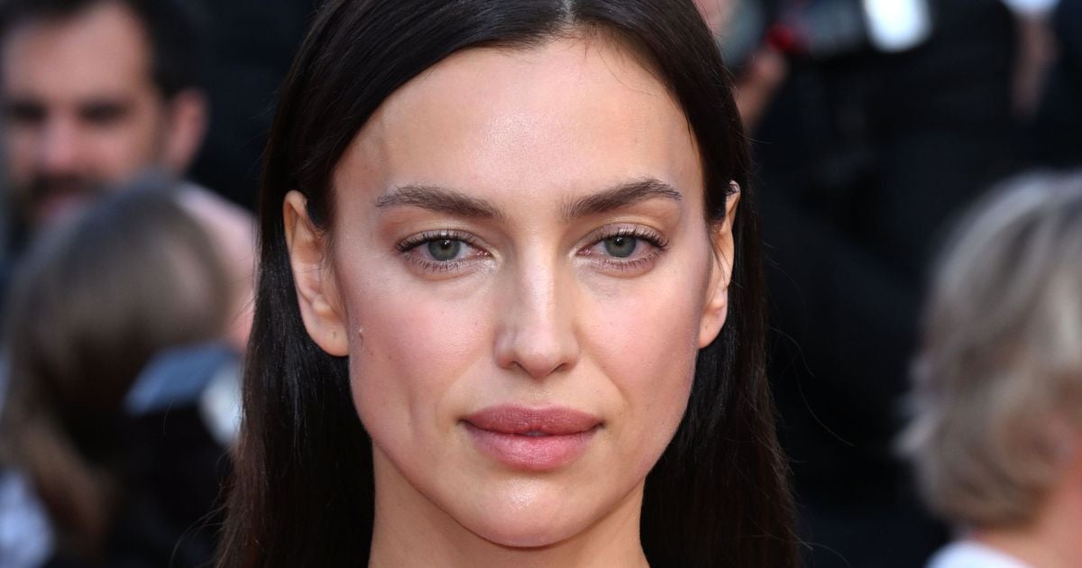 Irina Shayk : jambes nues et fausse fourrure, la top model rugit de style dans une étonnante tenue