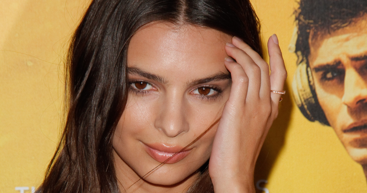 Emily Ratajkowski en micro-short en cuir et lingerie apparente : EmRata ose cette tendance mode «...
