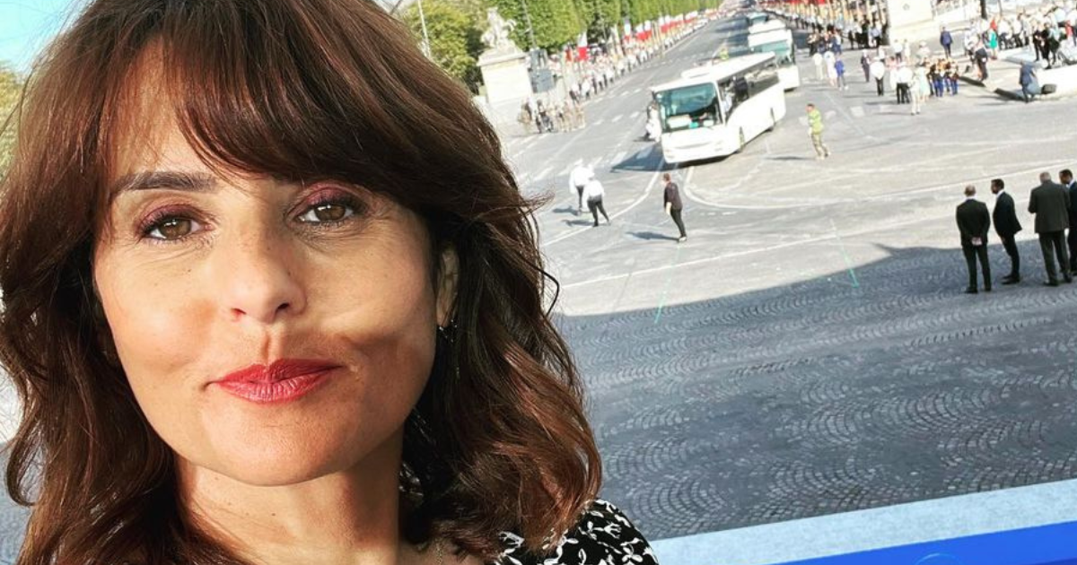 Faustine Bollaert « très émue » : cette étincelante tenue de réveillon dans laquelle...