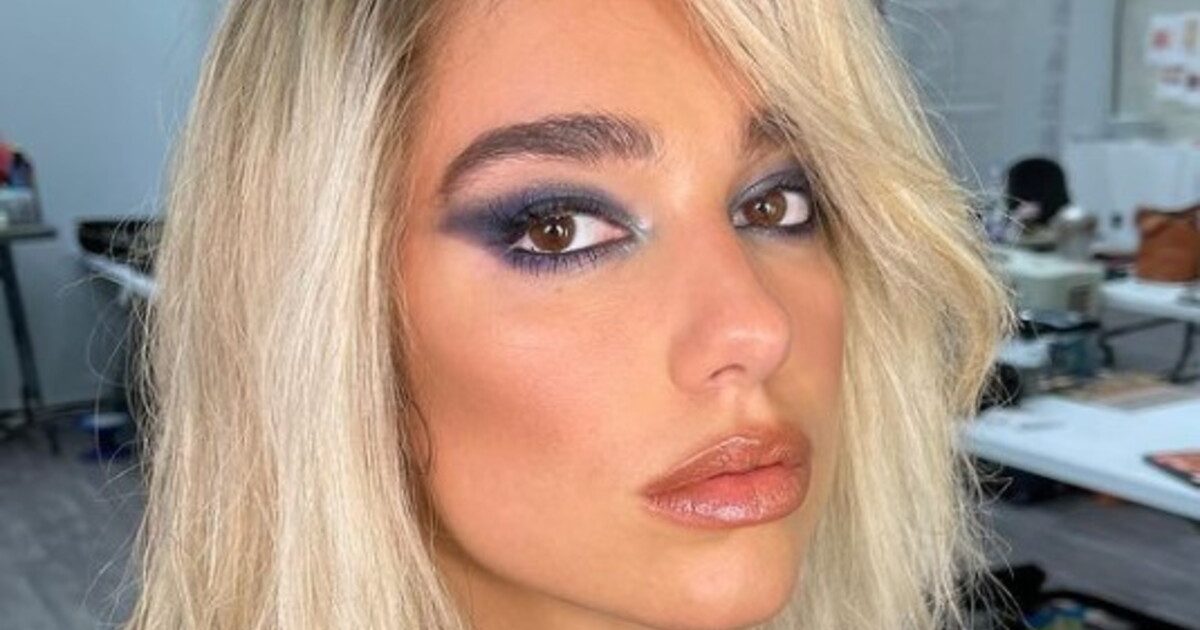 Dua Lipa : l???incroyable robe décolleté fendue, que la chanteuse arbore aux côtés de sa famille