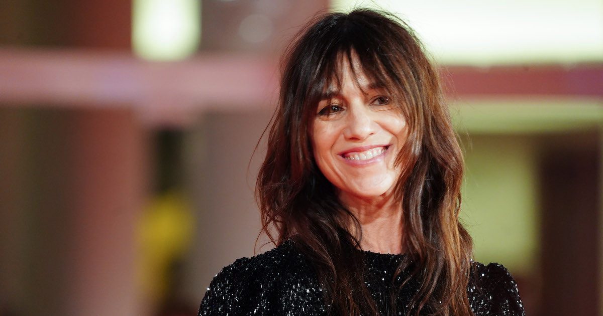 Charlotte Gainsbourg : en micro-robe plus sensuelle que jamais, la star et fille de Jane Birkin...