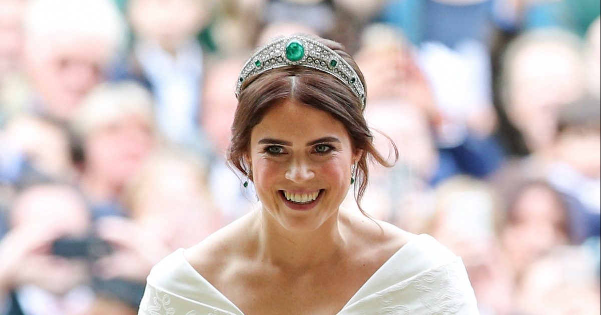 Princesse Eugénie : couronnée de style dans une somptueuse petite robe noire, la petite fille...