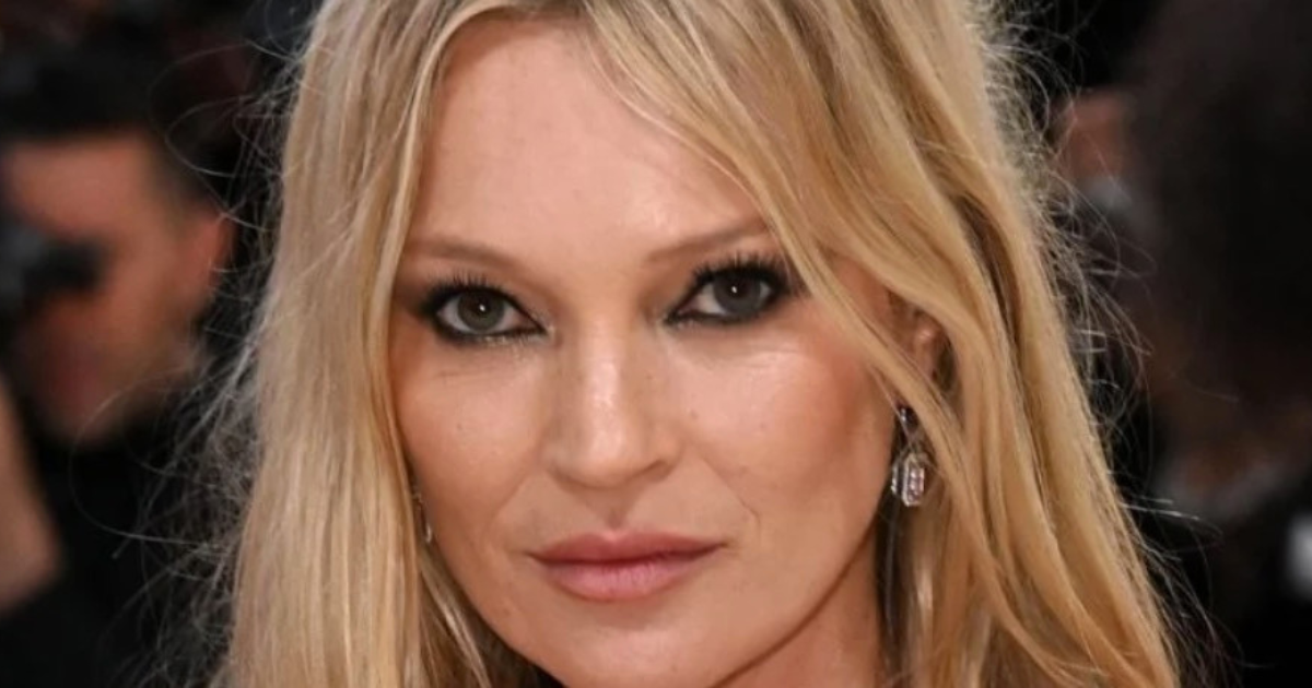 Kate Moss, 50 ans : réchauffée en robe transparente, la mannequin a célébré son anniversaire...