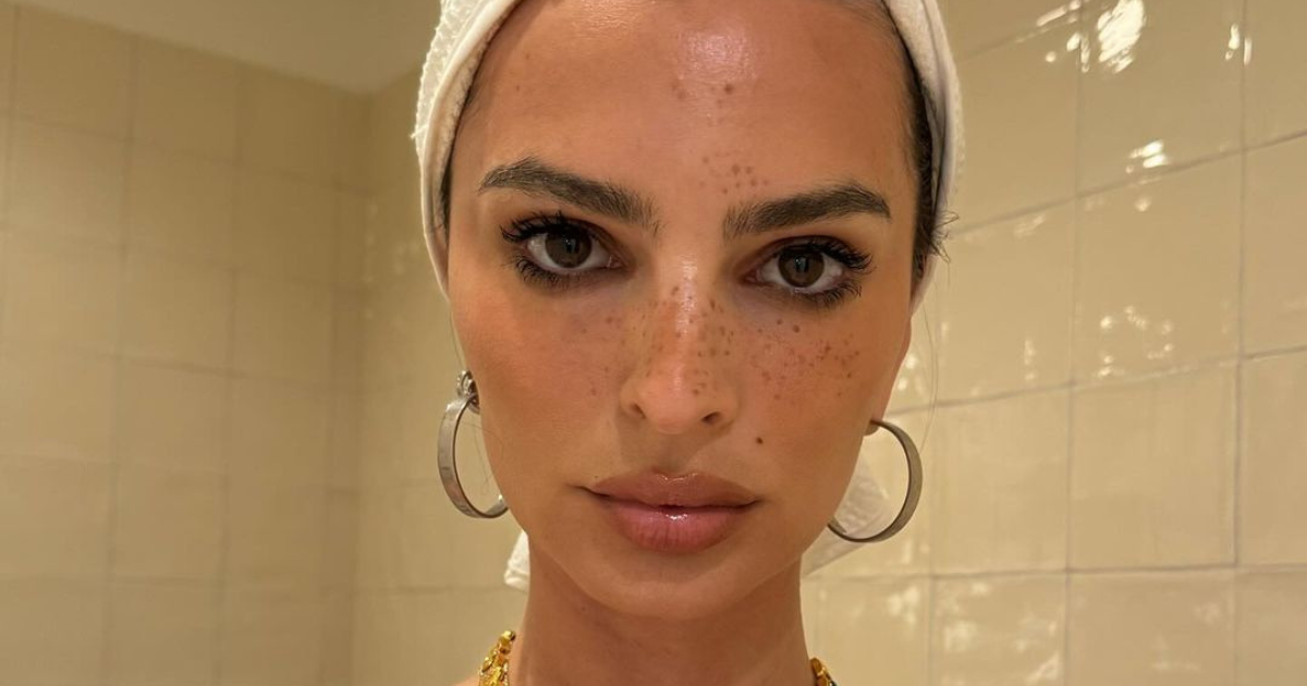 Emily Ratajkowski en string bijou apparent sous une jupe léopard, EmRata fait monter le thermostat