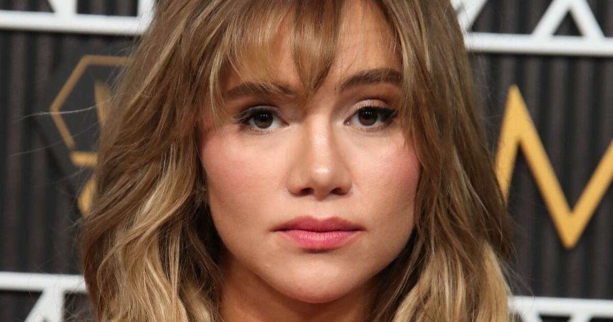 Suki Waterhouse enceinte : sans soutien-gorge sous cette robe dos nu, la compagne de Robert...