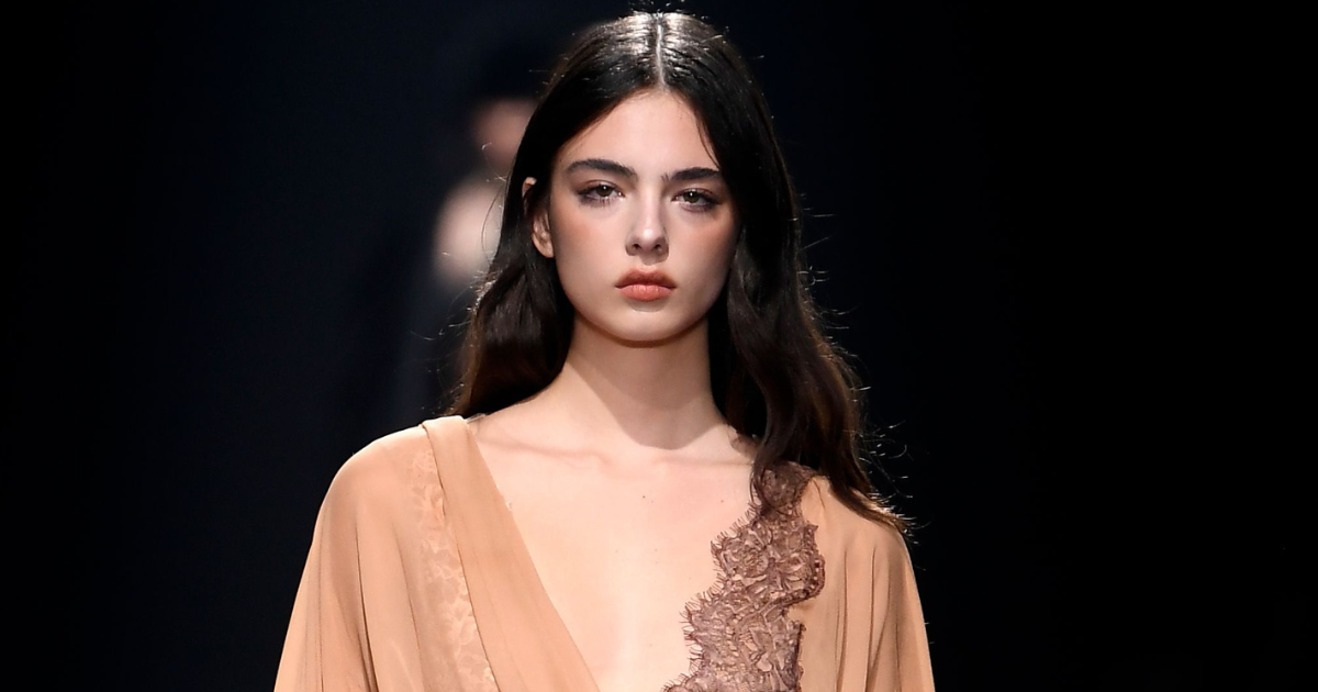 Deva Cassel en robe nuisette semi-transparente, la fille de Monica Bellucci et Vincent Cassel fait...