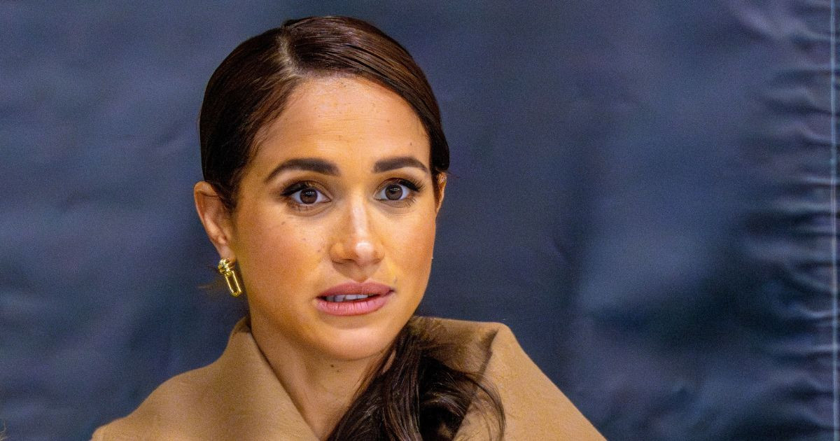 Meghan Markle réapparaît entièrement parée de diamants et de bijoux ayant appartenus à la...