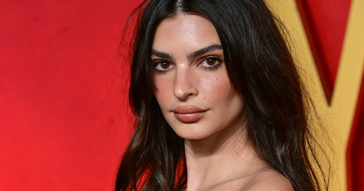Emily Ratajkowski en robe entièrement transparente et sans soutien-gorge, EmRata fait de l???ombre...