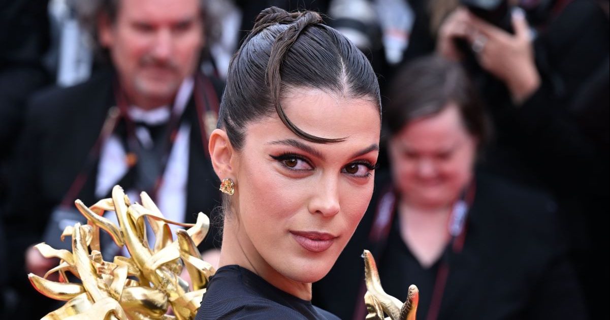 Iris Mittenaere : jambes nues sous sa robe qui s???est partiellement envolée, l???ancienne Miss...