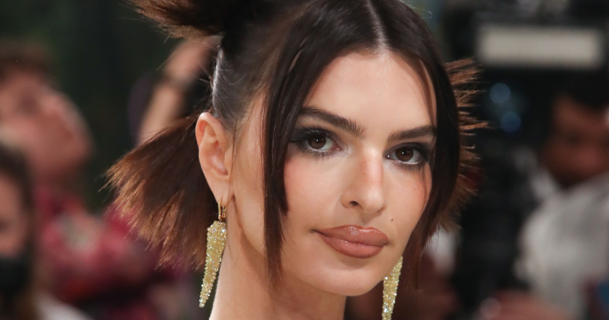 Emily Ratajkowski : entièrement nue sous une robe transparente poussée à l???extrême, EmRata...