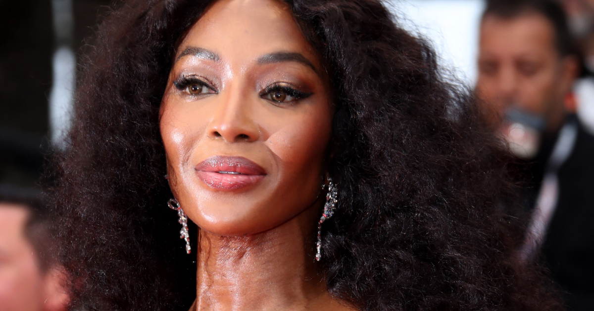 30 ans après, Naomi Campbell réapparaît dans cette époustouflante robe transparente au Festival...