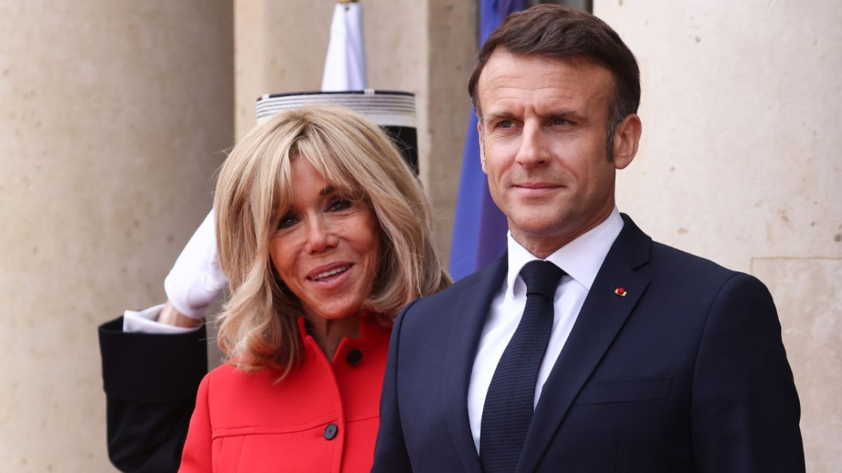 Brigitte Macron époustouflante : la femme d???Emmanuel Macron vole la vedette à Joe Biden dans...