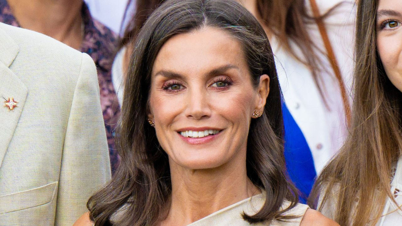 Letizia d???Espagne : on a trouvé l???incroyable robe Mango en soldes à moins de 40 euros de la...
