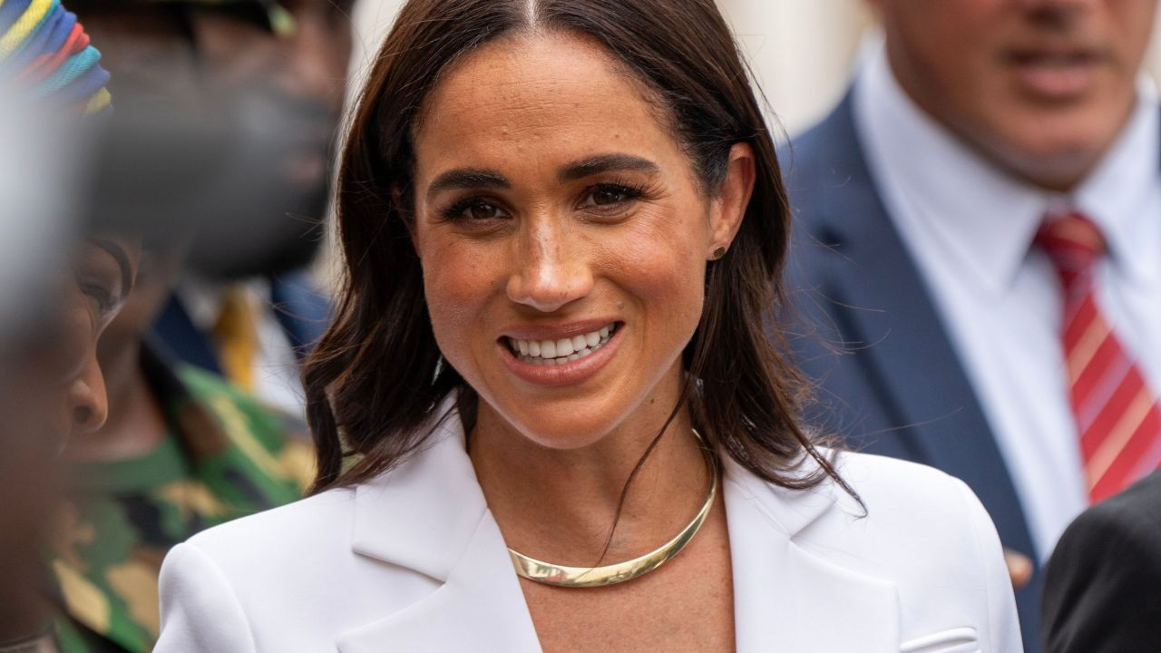 Meghan Markle : on craque pour son total look beige avec ce pantalon large parfait pour les beaux...