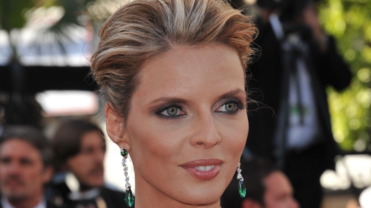 Sylvie Tellier : décolleté plongeant et jambes olympiques, l&#039;ancienne Miss France surprend...