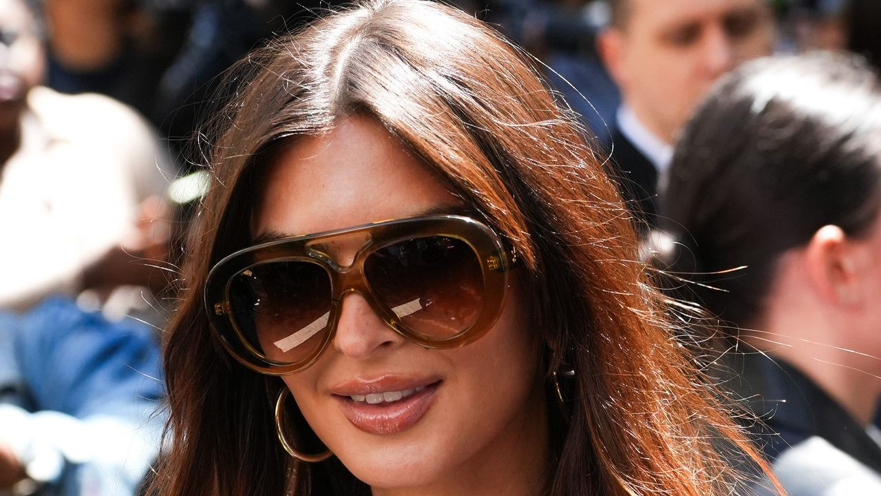Emily Ratajkowski : torride en micro-short Mango et abdos saillants, EmRata fait monter la...