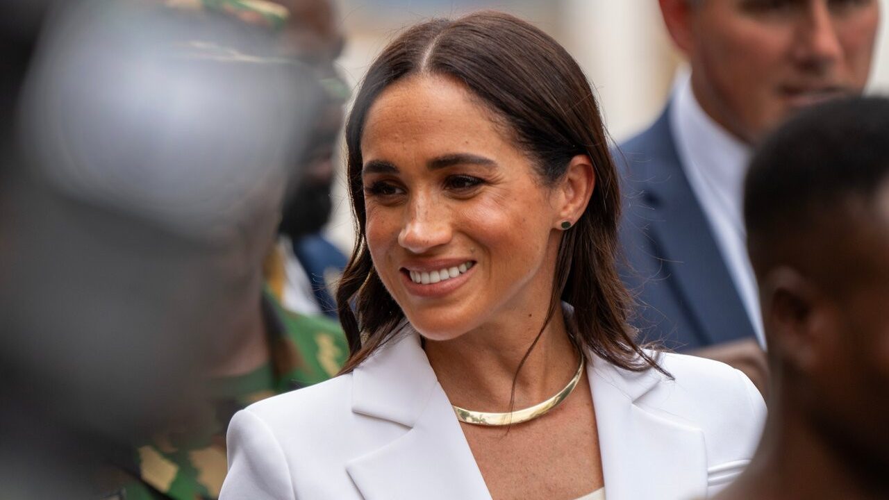 Meghan Markle réapparaît en Colombie dans cet élégant costume bleu sans manches