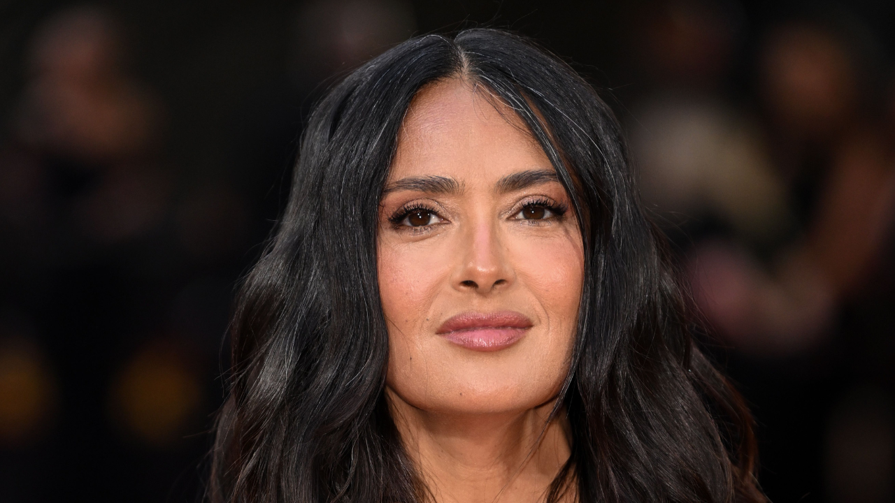 Salma Hayek, 57 ans : "absolument magnifique" avec ses cheveux blancs, elle dévoile son corps de...