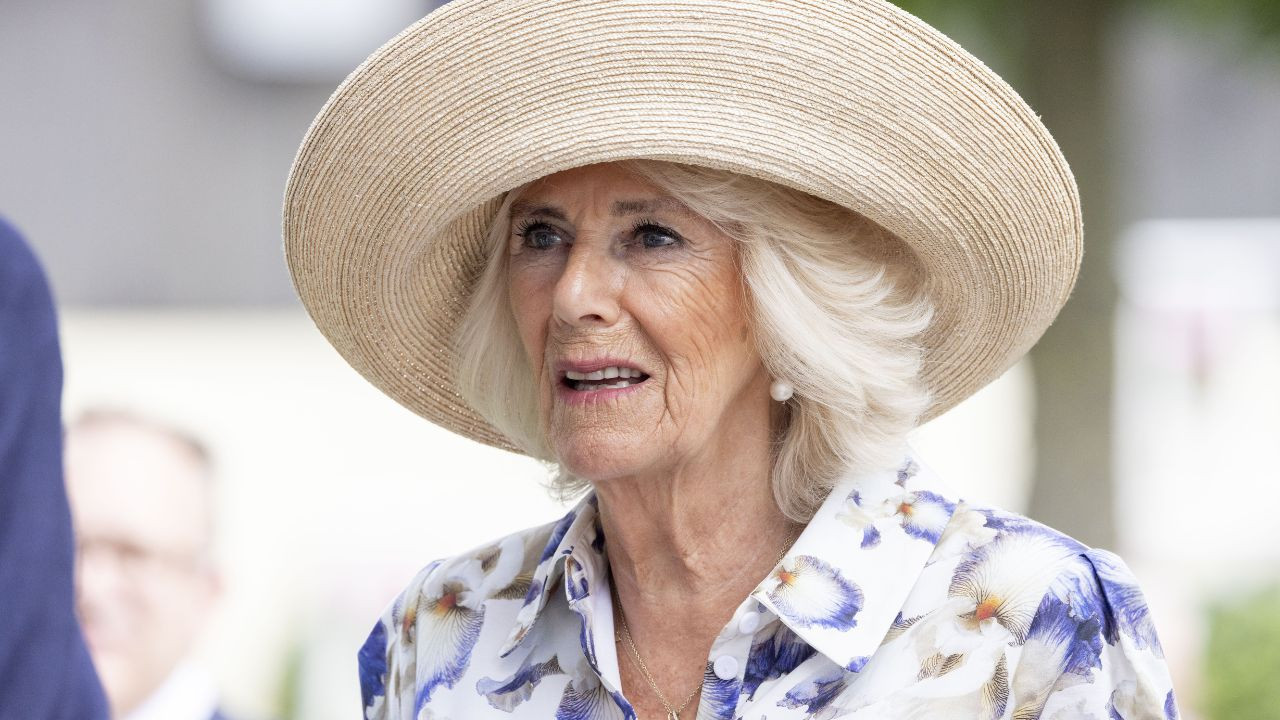 La reine Camilla critiquée en doudoune en plein mois d&#039;août, l&#039;enseigne où elle...
