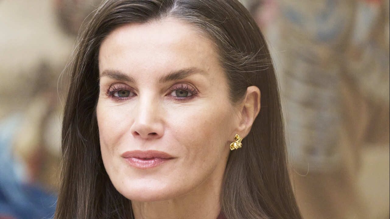 Letizia d’Espagne, 52 ans : le nouveau portrait officiel de la reine aux côtés de son époux...
