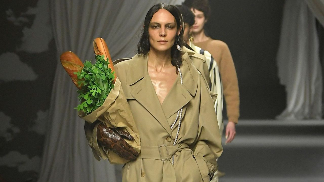 "Seulement 90 centimes" : Aldi parodie le nouveau sac céleri de Moschino à 3 700 euros