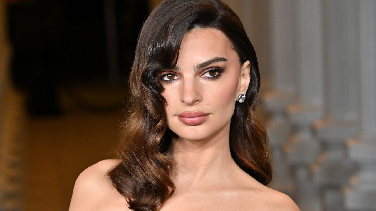 Emily Ratajkowski : dos nu renversant, EmRata apparaît dans une robe fendue jusqu’aux reins...