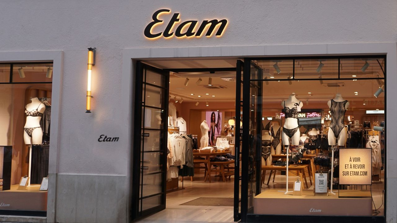 Etam cartonne avec ces chaussons inspirés des bottes UGG et des chaussures Chanel