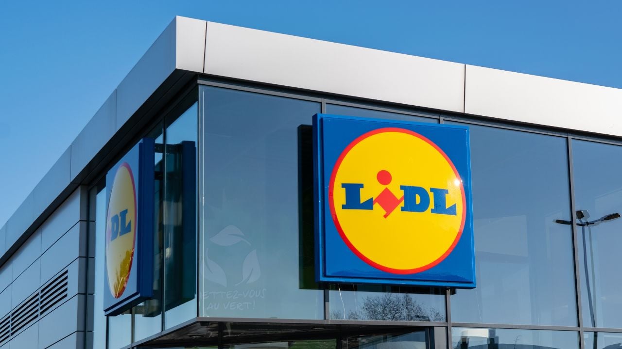 Lidl cartonne avec ces baskets pour femme beiges, piles dans la tendance et bradées à moins de 8...