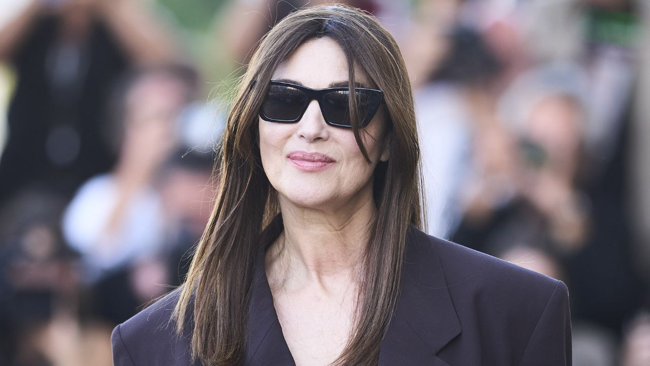 Monica Bellucci : soutien-gorge apparent sous un top entièrement transparent, la star de 60 ans...