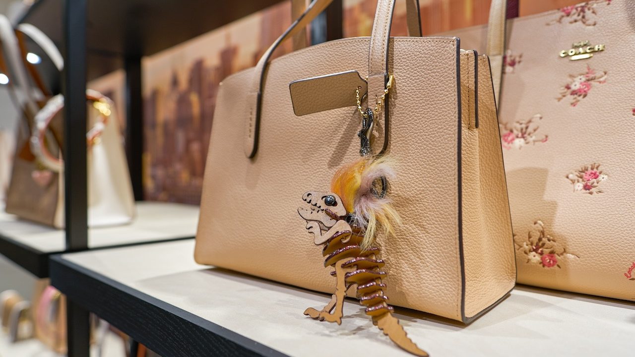 Cette maman trouve un sac Coach à moins de 8 euros en friperie, mais le véritable trésor était...