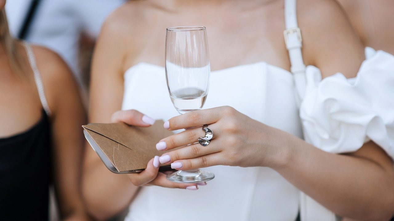 Désillusionnée de trouver la robe parfaite, cette mariée réussit pourtant à économiser des...