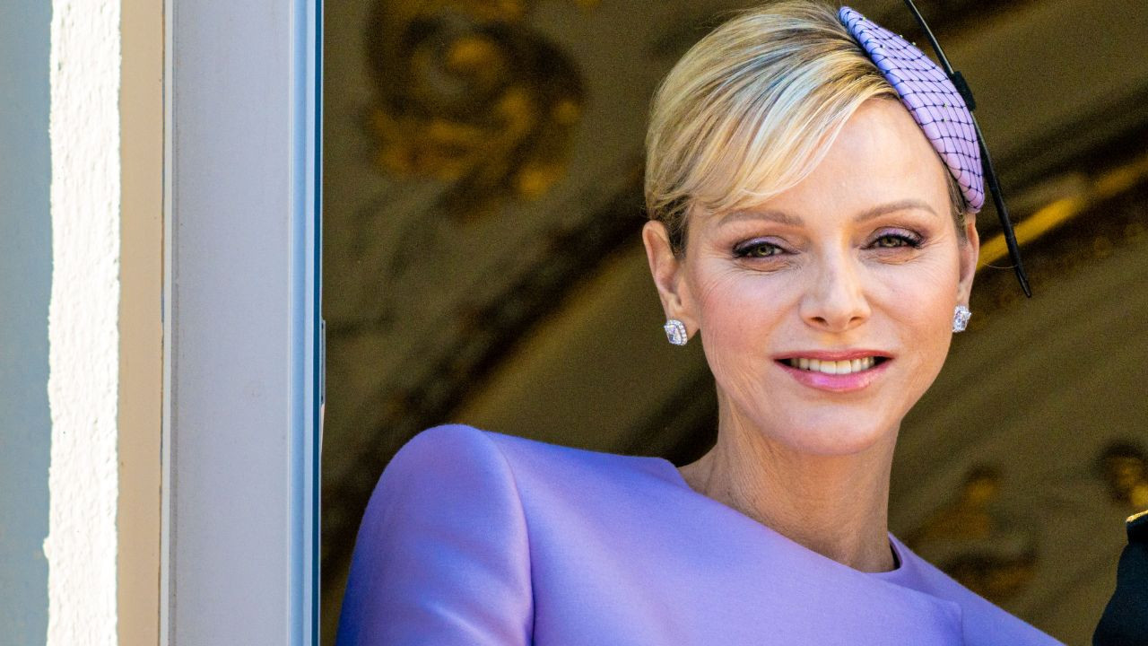 Avant Noël, la princesse Charlène de Monaco en pantalon prend la pose en famille dans cette...