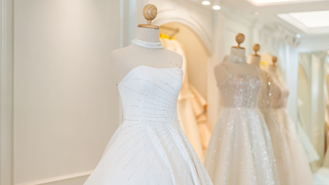 Cette enseigne de robes de mariée aux 9 magasins en France placée en redressement judiciaire, les...