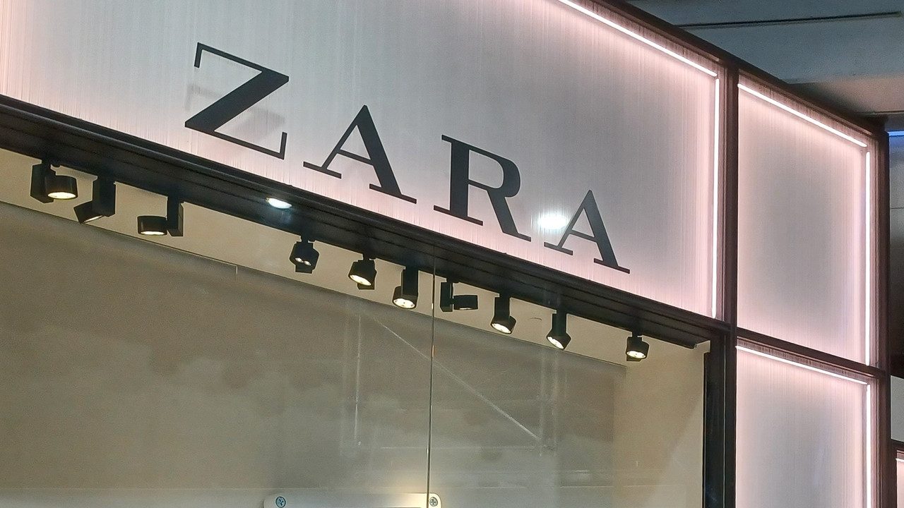 Zara met à la portée de toutes cette jupe inspirée de Paco Rabanne, qu&#039;on pensait ne jamais...