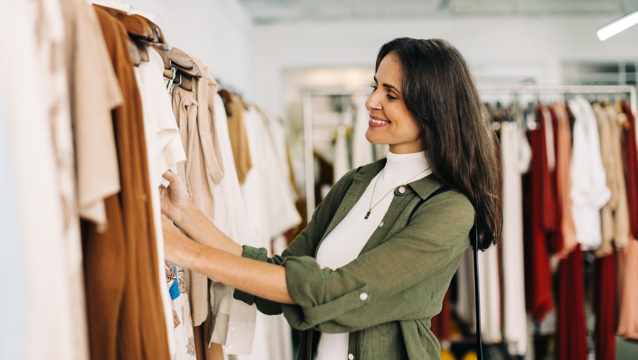 Les femmes stylées raffolent de ce manteau en fausse fourrure soldé par une marque française