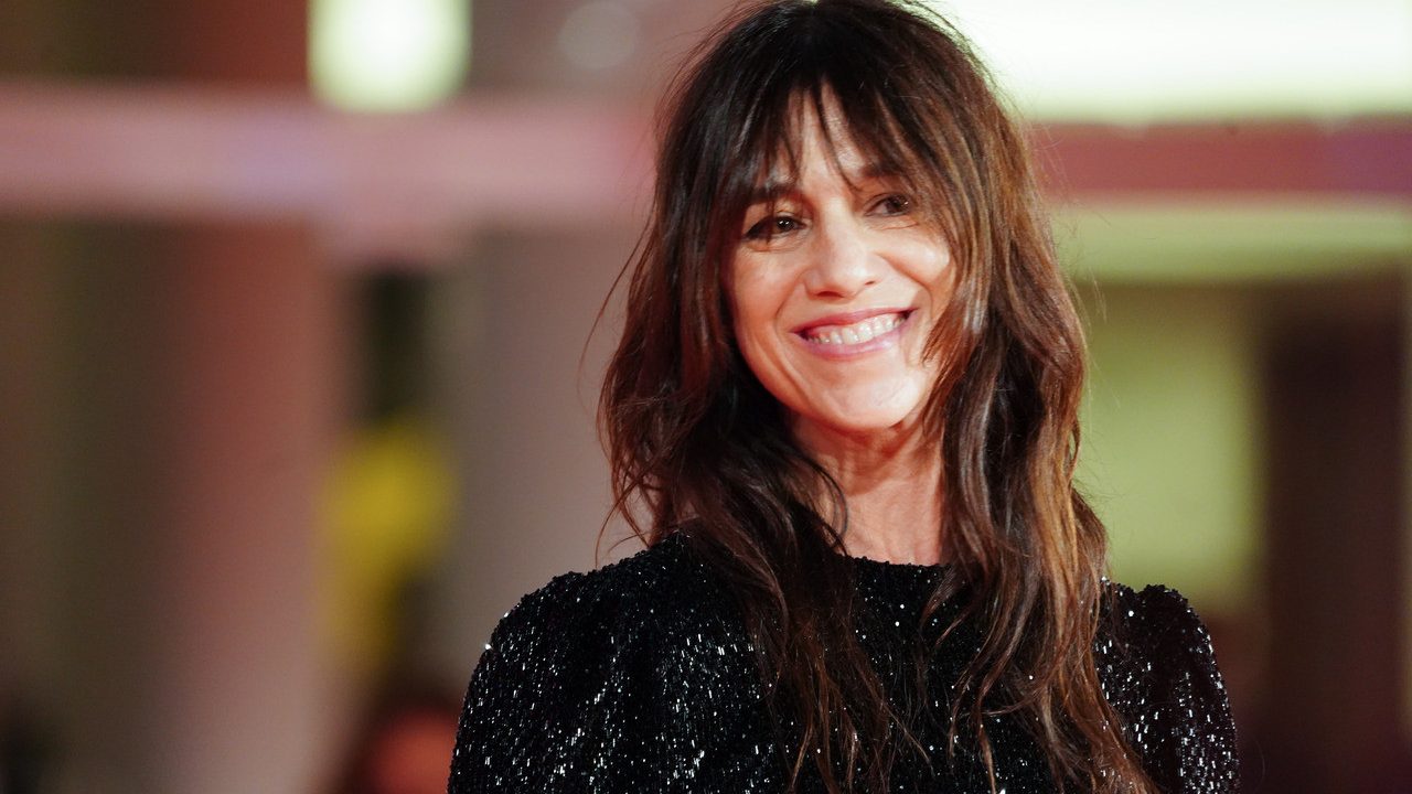 Méconnaissable, Charlotte Gainsbourg fait une arrivée fracassante au défilé Saint-Laurent