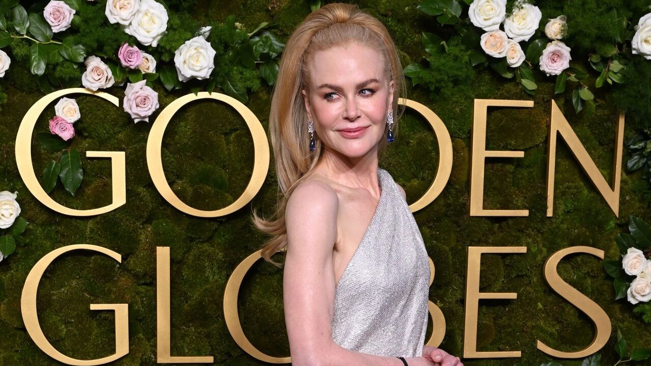 À 57 ans, Nicole Kidman illumine le tapis rouge dans une robe dos nu vertigineuse parfaite pour sa...