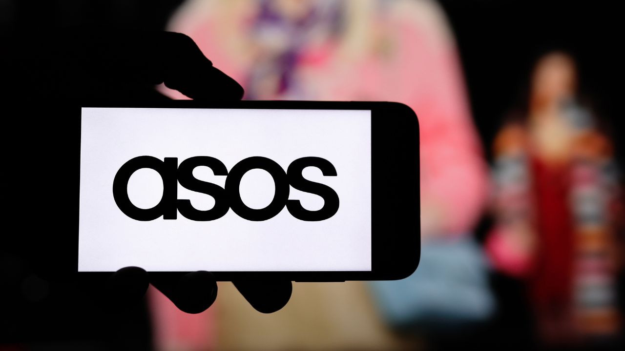 Les femmes stylées ne jurent que par cette doudoune longue Asos soldée à moins de 40 euros