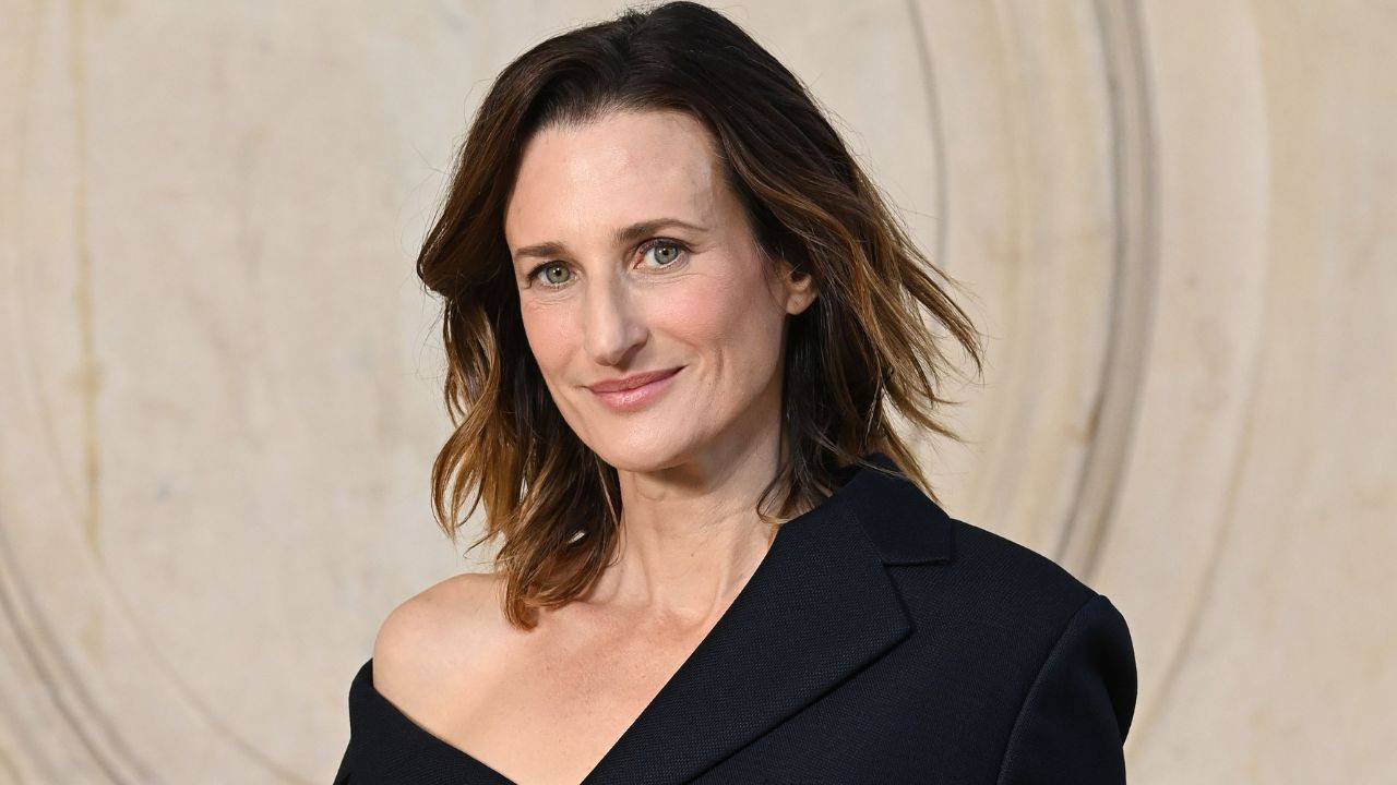 Irrésistible, Camille Cottin dévoile une épaule nue dans un somptueux tailleur pour femme